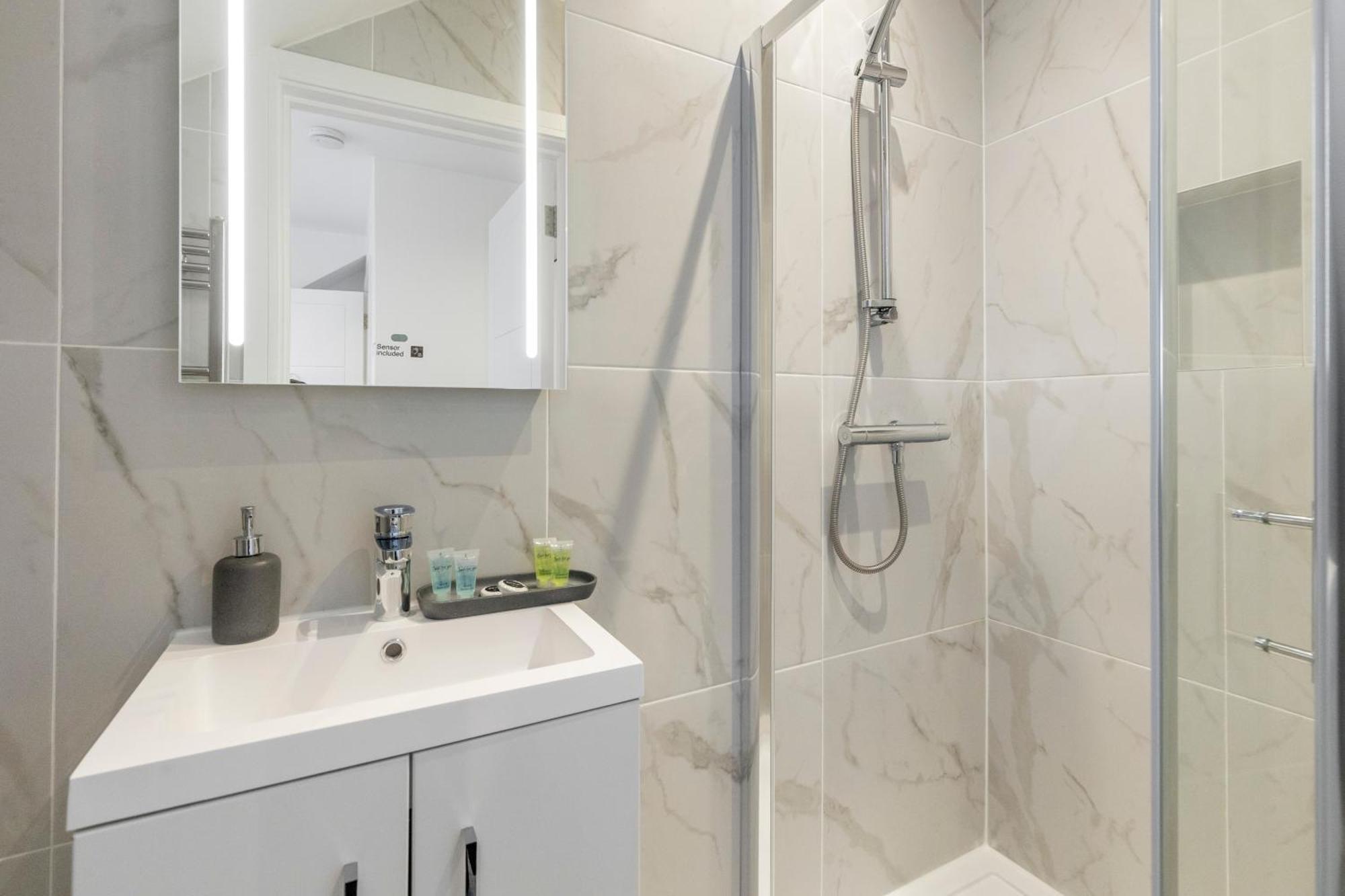 Luxurious 2 Bedroom - Apartment - Central Location Londen Buitenkant foto
